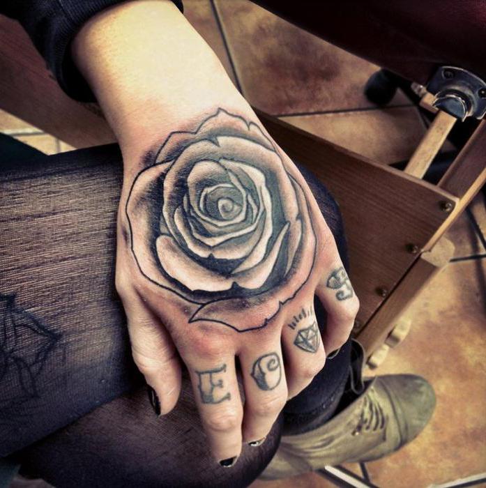 Női tetoválás a karon: kis tetoválás 
